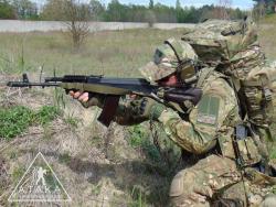 Ремень позволяет стрелять и с левого плеча